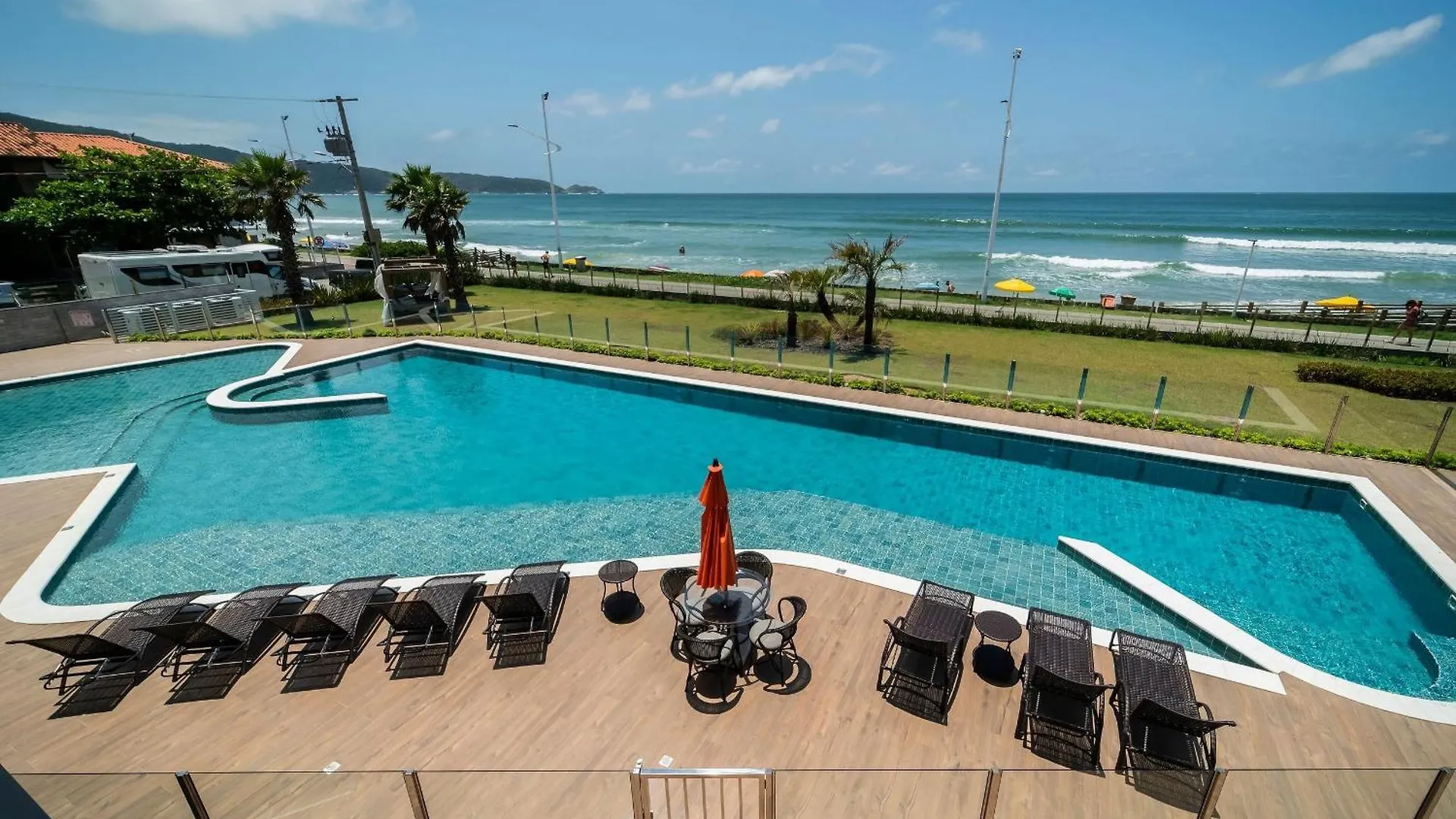 דירה בומבינאס A13 - Apartamento Beira Mar Na Praia De Bombas 02 Suites ברזיל